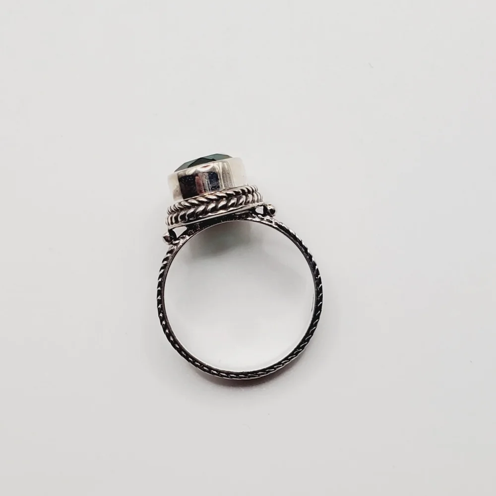 Oval Emerald Green Quartz & 925 Sterling Silver Bezel Set - Rope Design Ring
